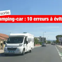 Un camping-car blanc roule sur une route, prêt pour un tour du monde. Texte : "Camping-car : 10 erreurs à éviter".