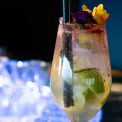Orzeźwiający drink z limonką, kwiatami i słomkami. Idealne prosecco do hugo? To właśnie ono!