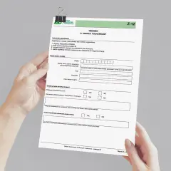 Dłoń trzyma wniosek o zasiłek pogrzebowy Z-12.