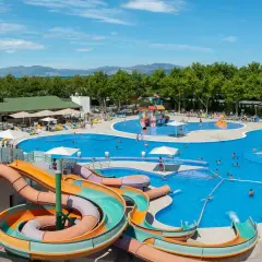 Disfruta de los mejores campings Costa Brava con piscinas, toboganes y sol. ¡Un paraíso acuático para toda la familia!