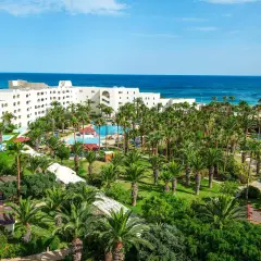 Traumhafter Urlaub in Tunesien: TUI Hotelanlage mit Palmen, Pools und Meerblick.