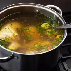 Gotowy do podania rosół z kurczaka, z warzywami i natką pietruszki. Idealny przepis na rosół, który rozgrzeje w chłodne dni.