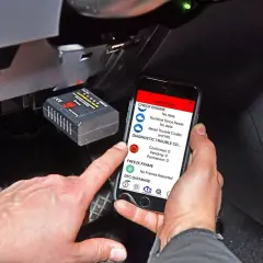 Diagnostyka Opla za pomocą modułu OBD i aplikacji na smartfonie. Oprogramowanie pokazuje kody błędów.