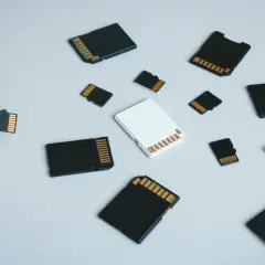 Różne rozmiary kart pamięci, w tym microSD i SD. Zastanawiasz się, karta SD co to jest? To małe, przenośne nośniki danych.