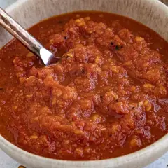 En skål med hemlagad chilisås, perfekt för ditt nästa chilisås recept.