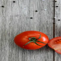 Frische Tomaten, reich an Lycopin, liegen auf rustikalem Holz. Die Lycopin-Wirkung ist bekannt für ihre antioxidativen Eigenschaften.