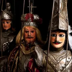 Marionette dell'Opera dei Pupi, un'arte che incarna le tradizioni siciliane. Guerrieri con armature scintillanti e volti espressivi, pronti a narrare epiche gesta.