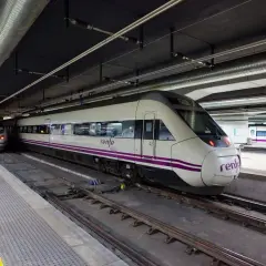 Trenes Renfe Alvia en estación, listos para el viaje de Vigo a Barcelona.