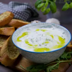 En skål med krämig tzatziki, perfekt för att doppa rostat bröd i. Detta tzatziki recept från Zeina ser utsökt ut!