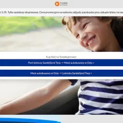 Uśmiechnięty chłopiec w autobusie Torp Expressen. Bilety na **oslo lotniska** i z powrotem.