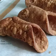 Scorze croccanti per cannoli siciliani ricetta originale, pronte per essere riempite.