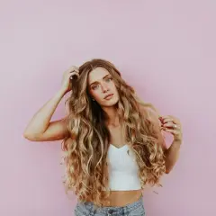 Mujer con cabello largo y ondulado, con un estilo que realza el contouring pelo.