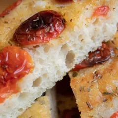 Puszysta focaccia z pomidorkami koktajlowymi i ziołami. Idealna na oryginalna włoska focaccia przepis.