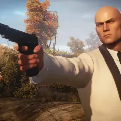 Agent 47 w białym smokingu z pistoletem, gotowy do akcji. Spolszczenie Hitman 3 sprawia, że misje są jeszcze bardziej wciągające.