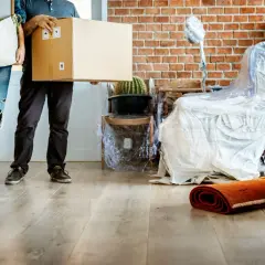 Para przygotować się do wyprowadzki, para pakuje rzeczy. To nie jest eksmisja, a dobrowolne opuszczenie lokalu.