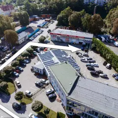 Widok z lotu ptaka na teren firmy Elektromatic Krawczyk Michał, z parkingiem pełnym samochodów i budynkami.