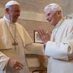 Zwei Päpste, Franziskus und Benedikt XVI., lachen sich an. Ihre Namen sind in der Geschichte des Papsttums unvergessen.