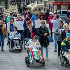 Protest osób na wózkach inwalidzkich. Pytanie: czy dodatek pielęgnacyjny wlicza się do 500 plus dla niepełnosprawnych?