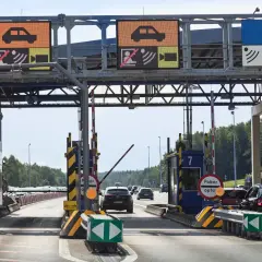 Korki na bramkach autostradowych. Zastanawiasz się, ile kosztują bramki z Krakowa do Katowic? Sprawdź ceny opłat drogowych.