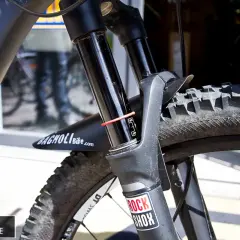 A red O-ring on a RockShox mtb fork indicates the amount of sag.