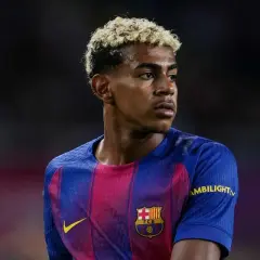 Młody piłkarz FC Barcelona Lamine Yamal, z charakterystyczną fryzurą. Jego wzrost i waga są kluczowe dla jego gry.