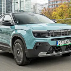 Turkusowy Jeep Avenger na ulicach miasta. Dostępny z różnymi silnikami, ten model to miejska przygoda.