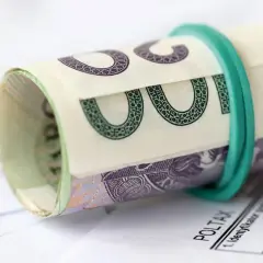 Zwijana banknot 100 zł na dokumentach PIT. Czy dodatek pielęgnacyjny jest opodatkowany?