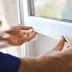 Jak uszczelnić okna plastikowe? Zrób to sam i oszczędź na rachunkach