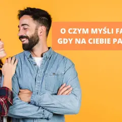 Uśmiechnięta para na pomarańczowym tle. Tekst: "O czym myśli facet, gdy na ciebie patrzy?".