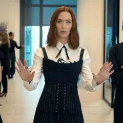 Emily Blunt w roli Mirandy Priestly, w otoczeniu asystentek, w scenie z filmu "Diabeł ubiera się u Prady".