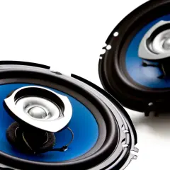 Dos altavoces de coche con conos azules y detalles plateados, listos para mejorar sonido coche.