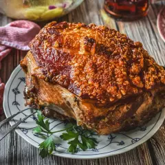 Knuspriger Schweinebraten mit goldbrauner Kruste, perfekt für ein deftiges Schweinebraten Rezept. Dazu gibt es Kartoffelsalat.