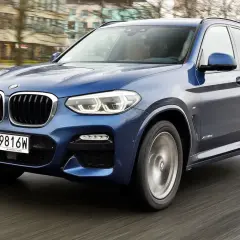 Niebieskie BMW X3 G01 w ruchu. Zastanawiasz się, bmw x3 g01 jaki silnik wybrać? Ten model oferuje wiele opcji.