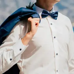 Jaką koszulę do smokingu wybrać, by wyglądać elegancko?