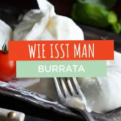 Frische Burrata mit Tomate und Basilikum auf einem Teller. Ein Gabel liegt daneben. Der Text "Wie isst man Burrata" ist eingeblendet.