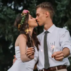 Para jak zostać fotografem ślubnym, całuje się z zimnymi ogniami.
