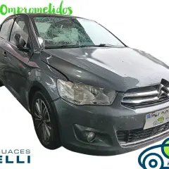 Citroën C-Elysée con parabrisas roto y capó dañado, mostrando los problemas que puede tener este modelo.