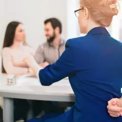 Co powinna zawierać umowa najmu mieszkania, aby uniknąć problemów?