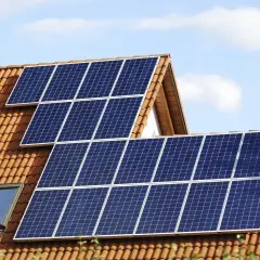 Instalacja fotowoltaiczna 5 kW cena z montażem na dachu domu. Panele słoneczne łapią energię ze słońca.