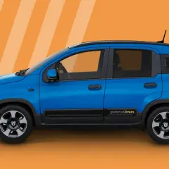Un'auto blu, una panda a gas, con dettagli neri e scritta "pandina" gialla sul fianco, su sfondo arancione a righe.