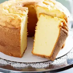 Puszyste, wilgotne ciasto z białek, z lekko zarumienioną skórką, prezentuje się apetycznie na paterze.