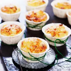 Små, gyllene potatis i muffinsform, bundna med grönt garn. En härlig liten rätt som passar perfekt till helgen.