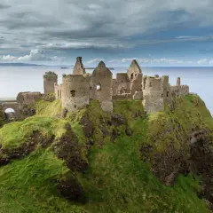 Ruinen einer Burg auf einer Klippe am Meer. Hier wurde Game of Thrones gedreht, eine dramatische Kulisse für Westeros.