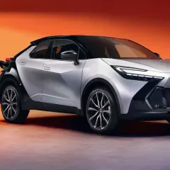 La nuova Toyota C-HR GR, un'auto elettrica all'avanguardia, si ricarica con stile. Tra le marche auto elettriche, Toyota si distingue per innovazione.