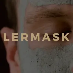 Närbild på en person med lermask som rengör porer. Texten "LERMASK" syns tydligt.