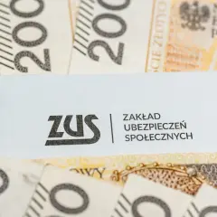 ZUS na tle banknotów 200 zł. Nowe zasady emerytury po mężu mogą być kluczowe dla wielu rodzin.