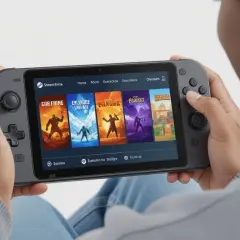 Osoba gra na przenośnym urządzeniu Steam Deck, przeglądając gry. Dowiedz się, jak grać w gry Steam na Android bez Steam Link.