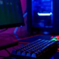 Klawiatura i myszka gamingowa w neonowym świetle. Sprawdzam Dying Light 2 wymagania, by móc grać!