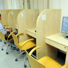 Egzamin teoretyczny na prawo jazdy: sprawdź, ile jest ważny. Kandydaci siedzą przy stanowiskach komputerowych w sali egzaminacyjnej.