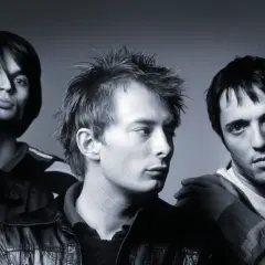 Czarno-białe zdjęcie zespołu Radiohead, pięciu mężczyzn pozujących do portretu.